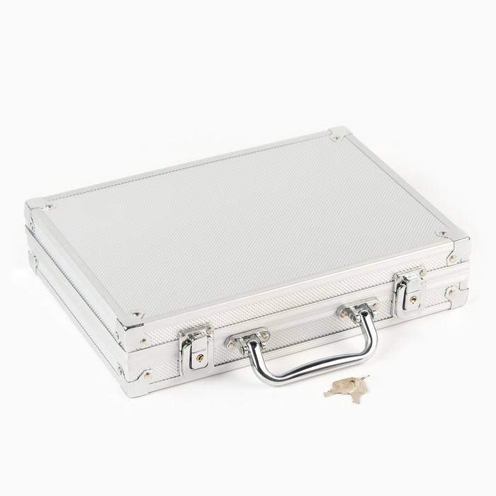 Покер, набор в металлическом кейсе (карты 2 колоды, фишки 200 шт. с номиналом, 5 кубиков)